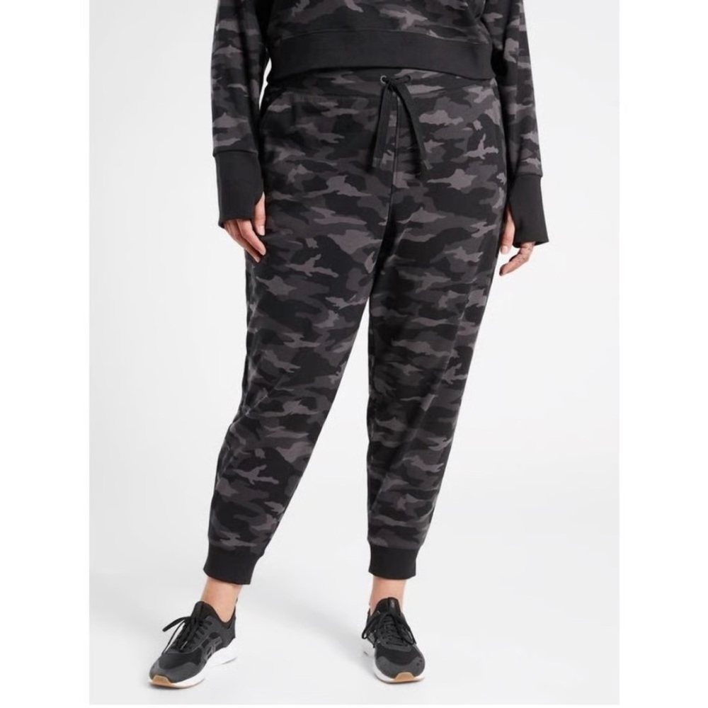 Athleta Triumph Jogger Black Camo Plus Size 1X